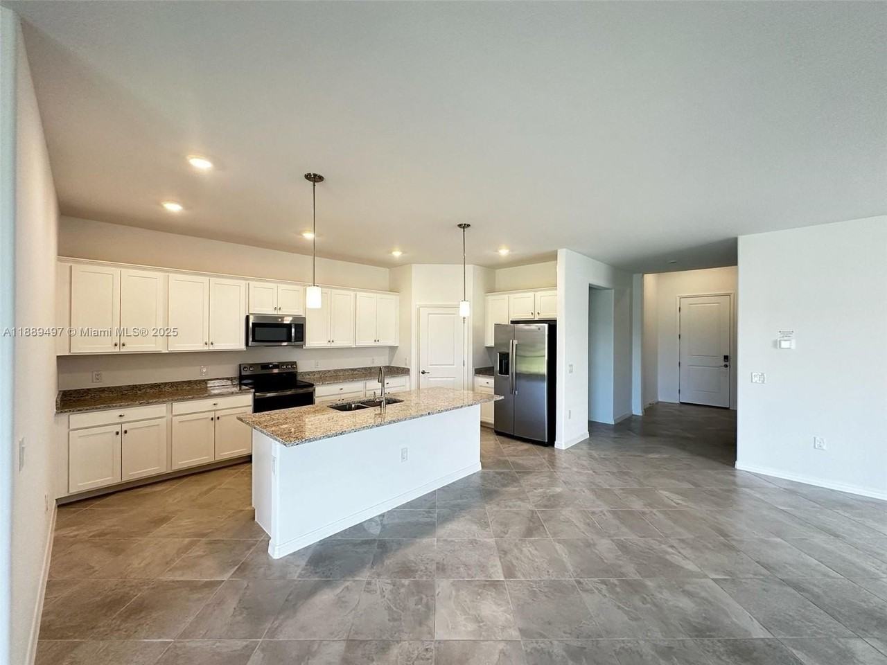 15004 Palamos Cir - Photo 4 of 30