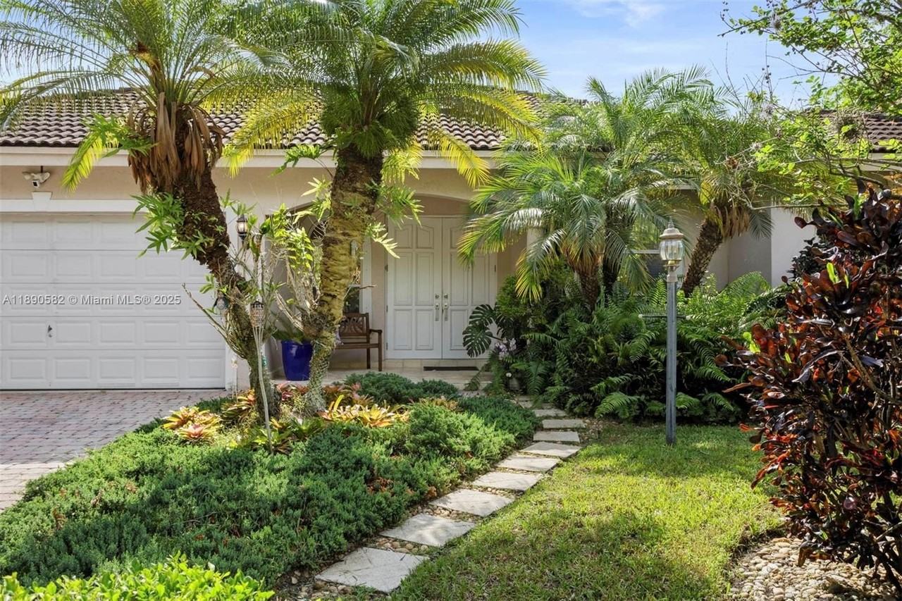 9339 Southwest 98th Place - Photo 2 of 28