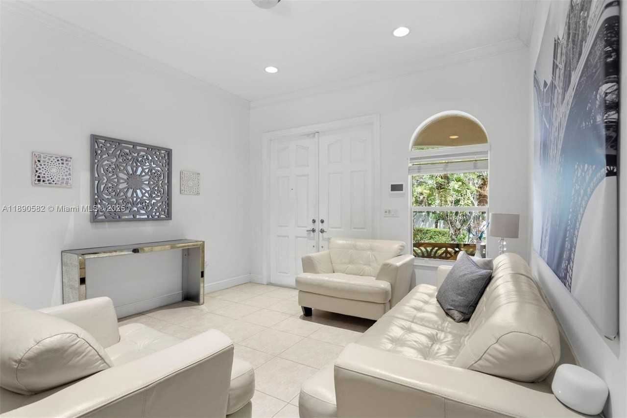 9339 Southwest 98th Place - Photo 3 of 28