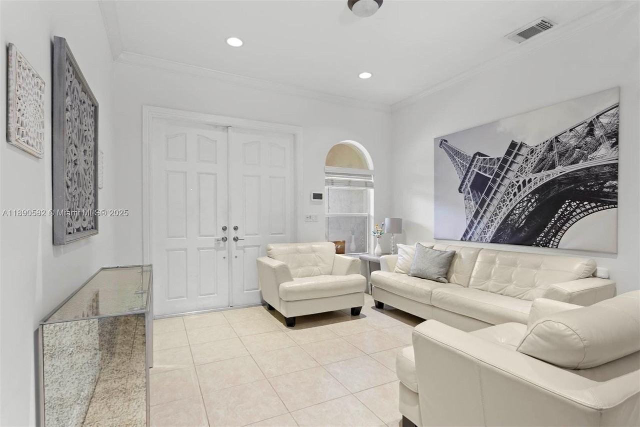 9339 Southwest 98th Place - Photo 4 of 28