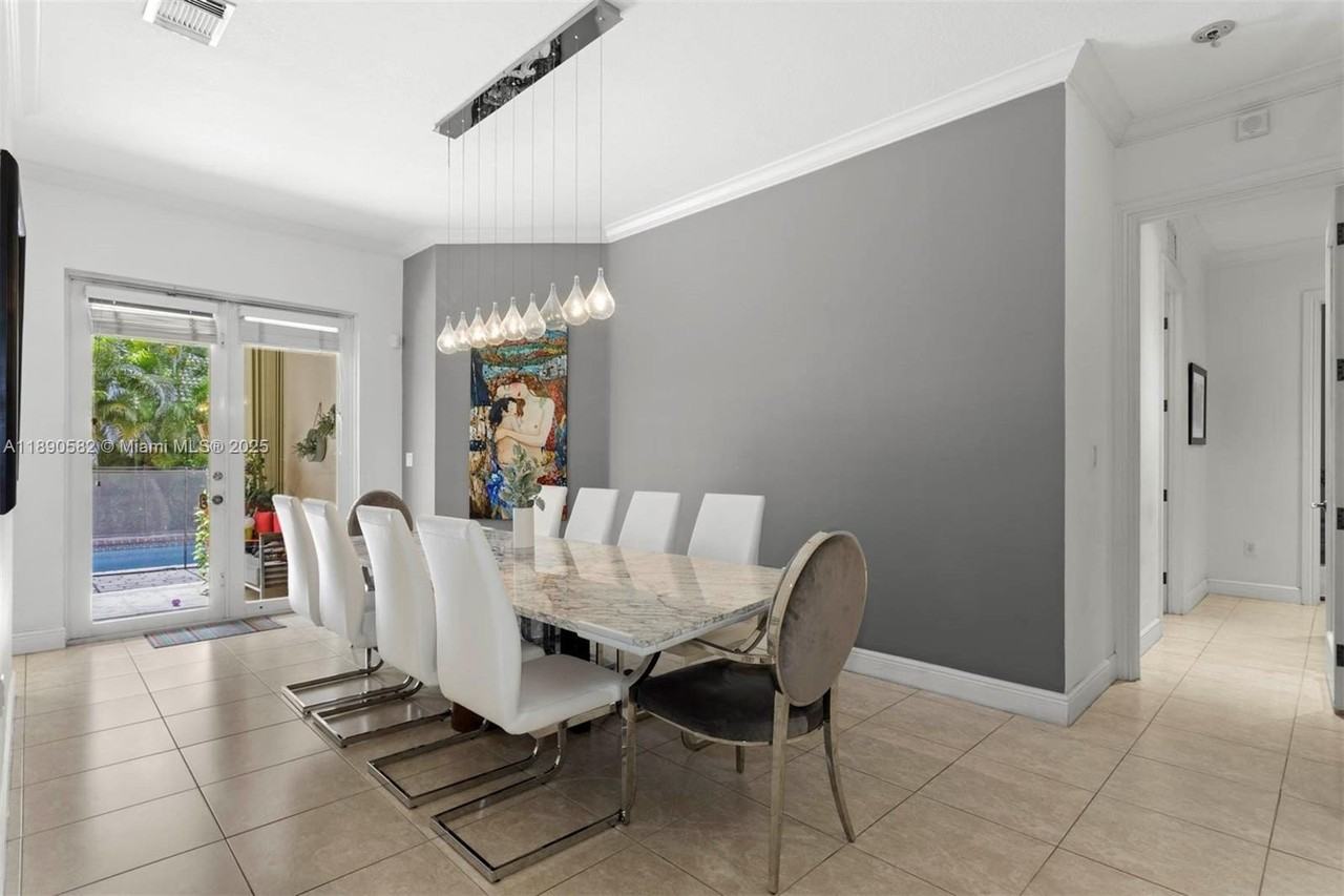 9339 Southwest 98th Place - Photo 5 of 28