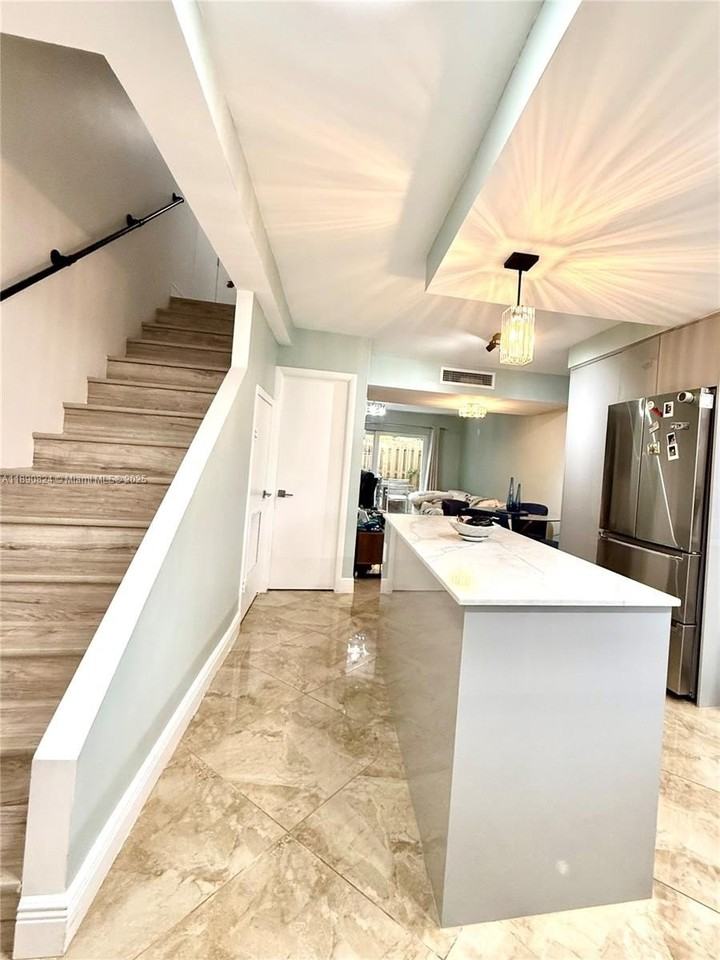 809 W Oakland Park Blvd #K4 - Photo 3 of 10