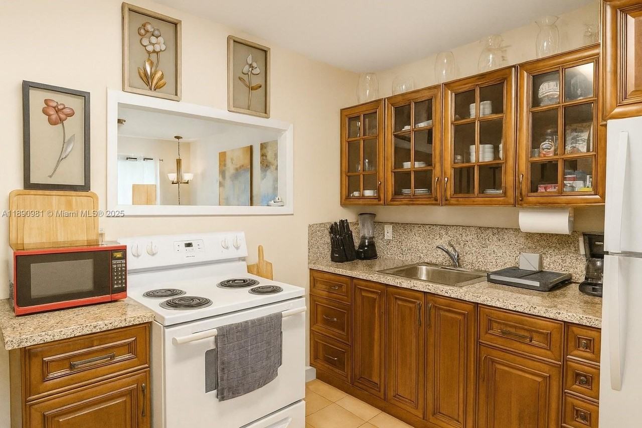 504 Sw 10th St #2 - Photo 4 of 14