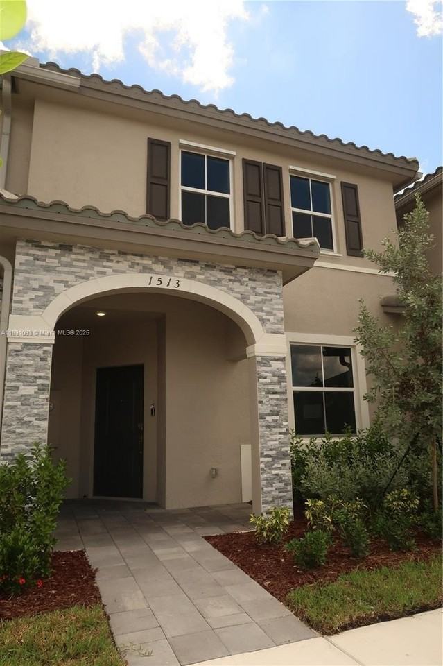 1513 Se 27th Rd - Photo 2 of 10