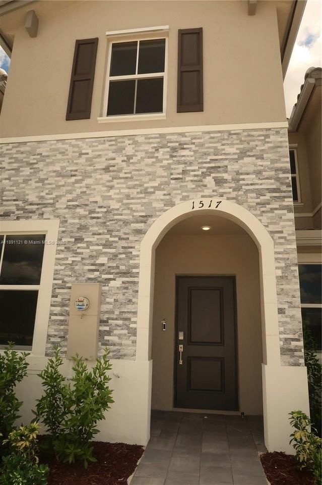 1517 Se 27th Rd - Photo 2 of 9