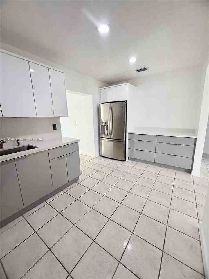 11821 Sw 185th Ter #0 - Photo 4 of 19