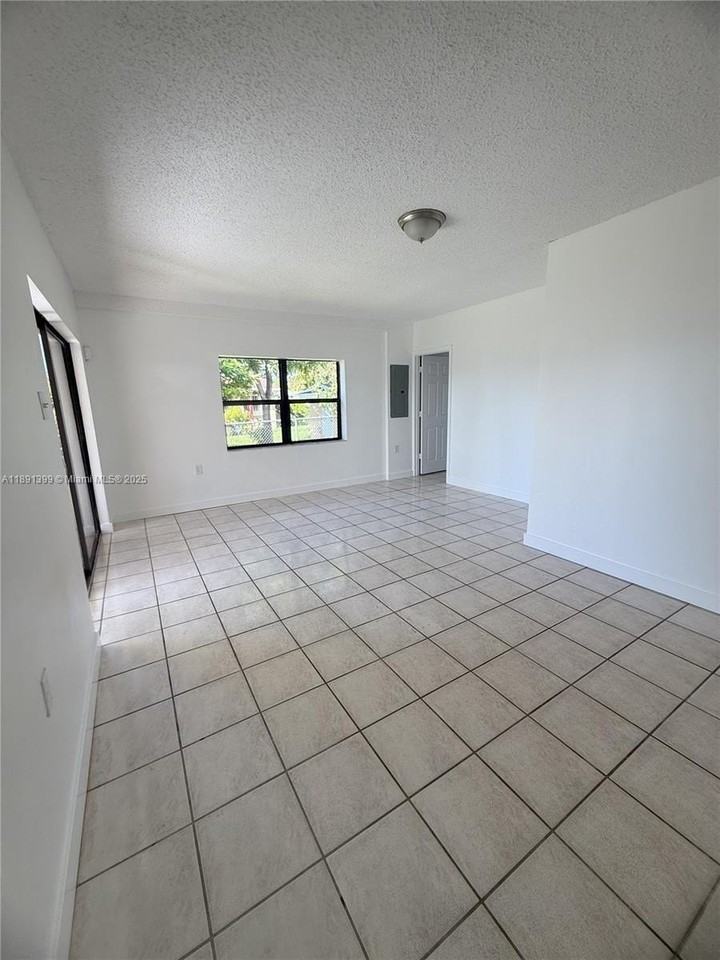 11821 Sw 185th Ter #0 - Photo 7 of 19