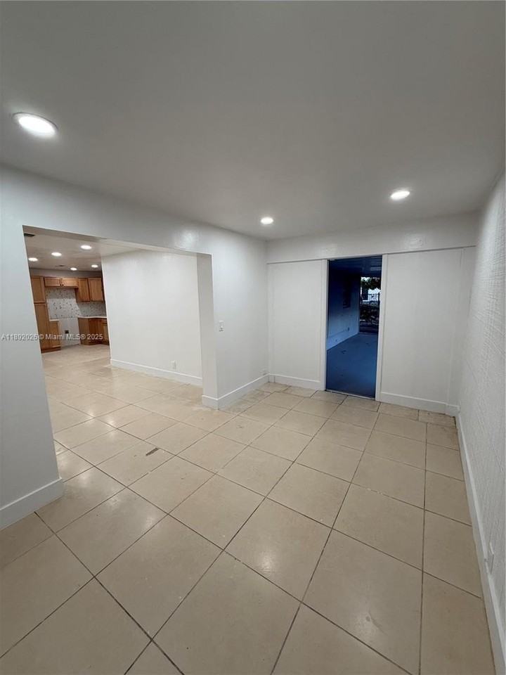 1600 W 14th St - Photo 7 of 22