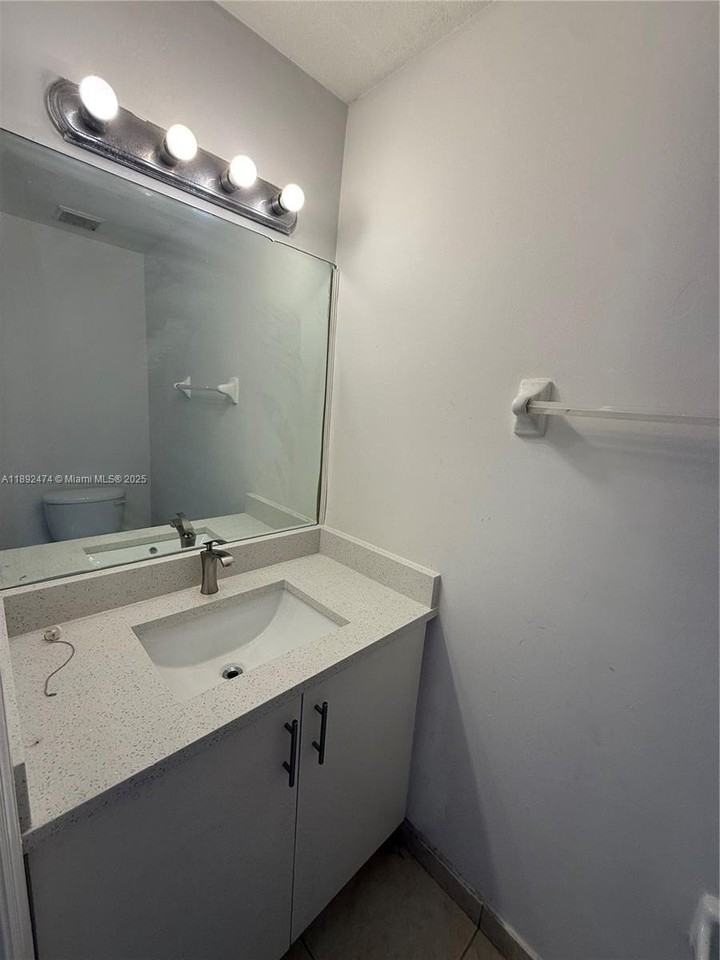 1512 Se 31st Ct #1512 - Photo 7 of 11