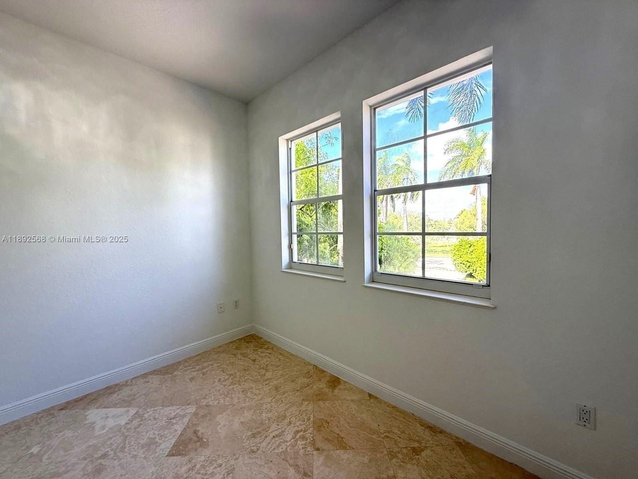 996 Sanibel Dr - Photo 7 of 50