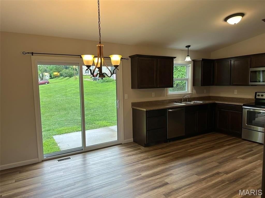 304 Vine St - Photo 4 of 20