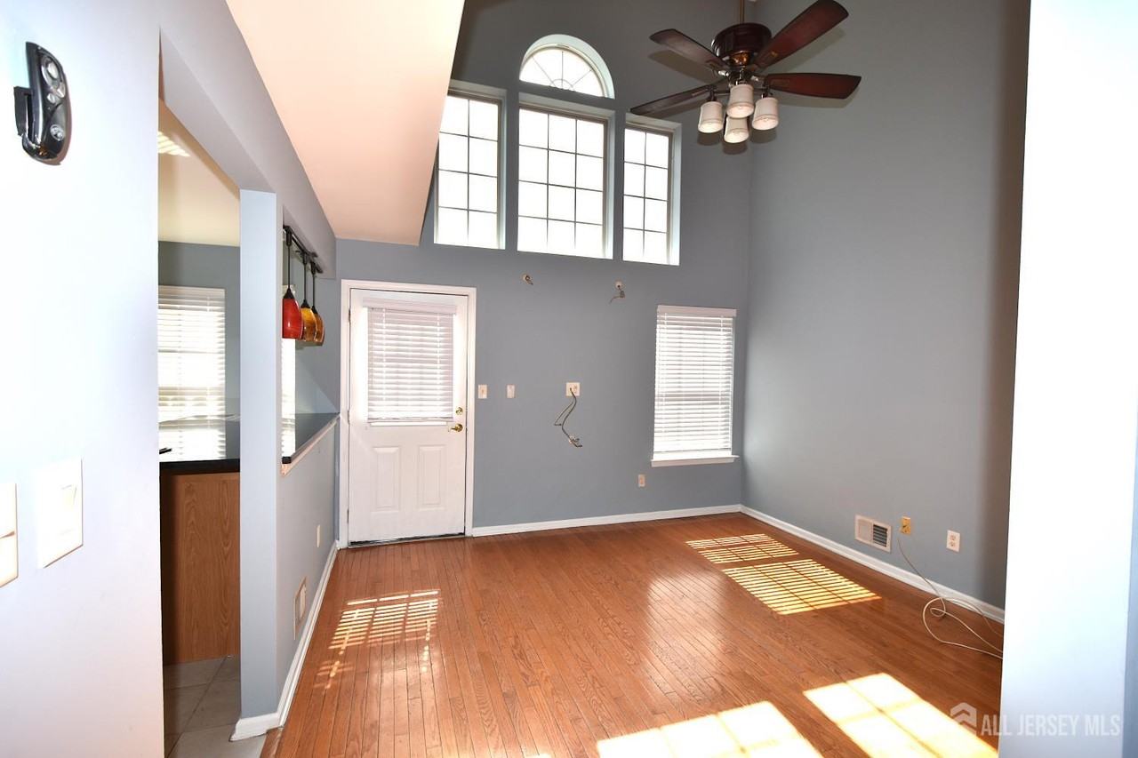 24 Hawthorne Rd - Photo 4 of 36