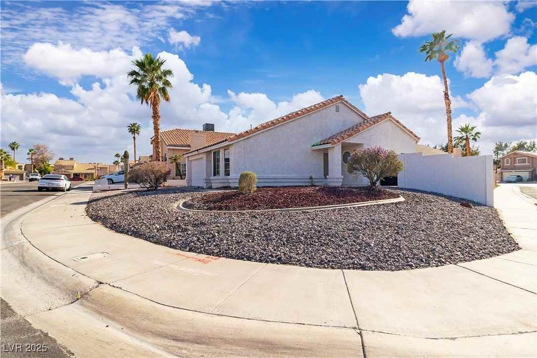 765 Butternut Ct - Photo 2 of 34