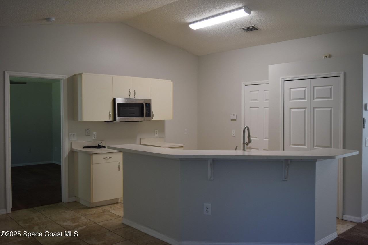 939 Lyons Circle Northwest - Photo 6 of 40