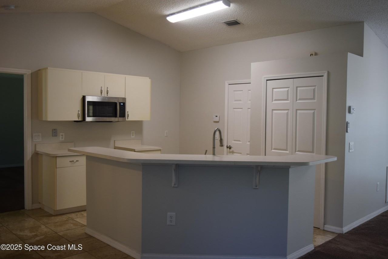 939 Lyons Circle Northwest - Photo 7 of 40