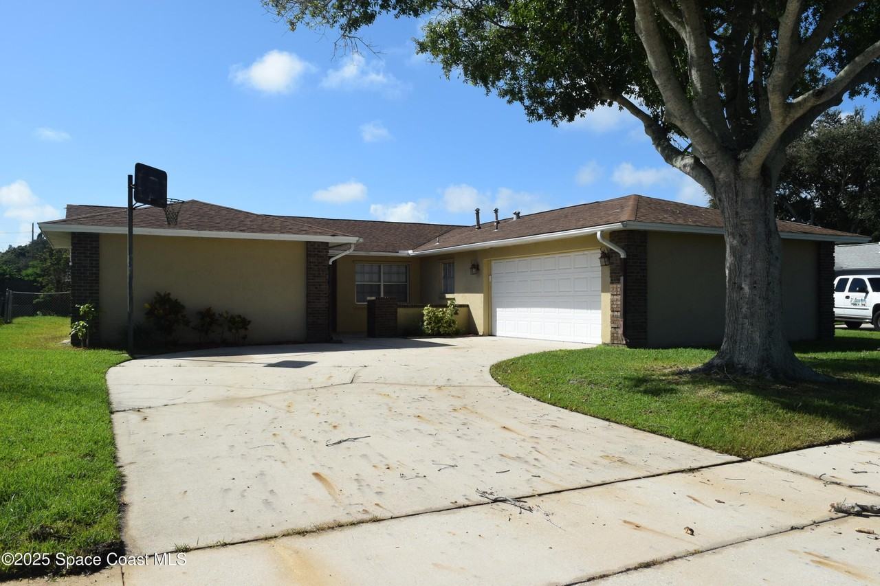 1941 Talloak Road - Photo 2 of 34