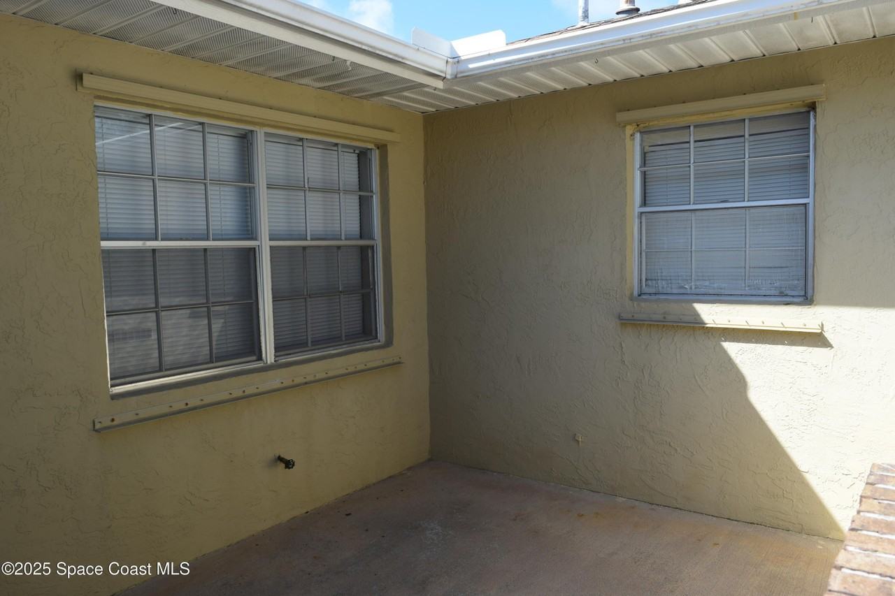 1941 Talloak Road - Photo 5 of 34