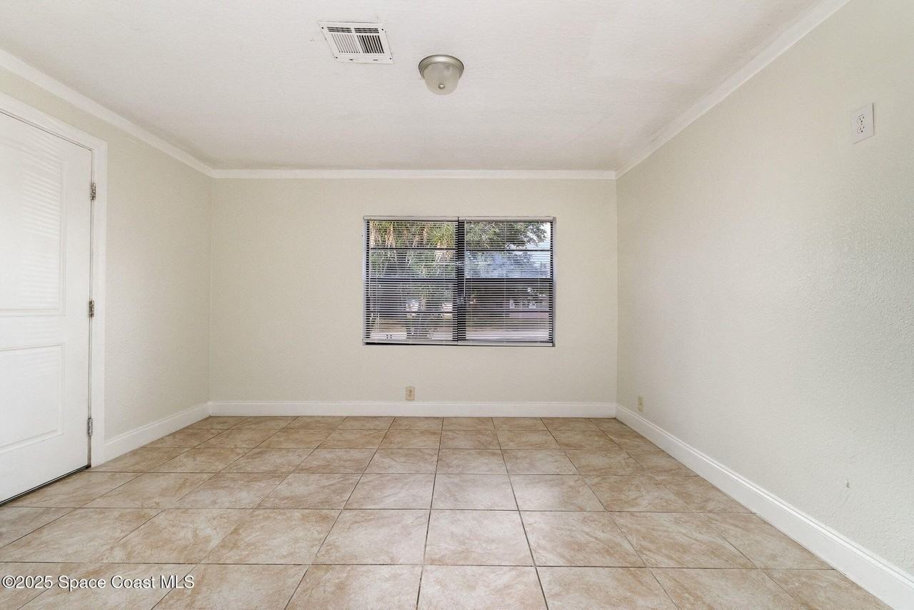 589 Clarke St - Photo 2 of 19