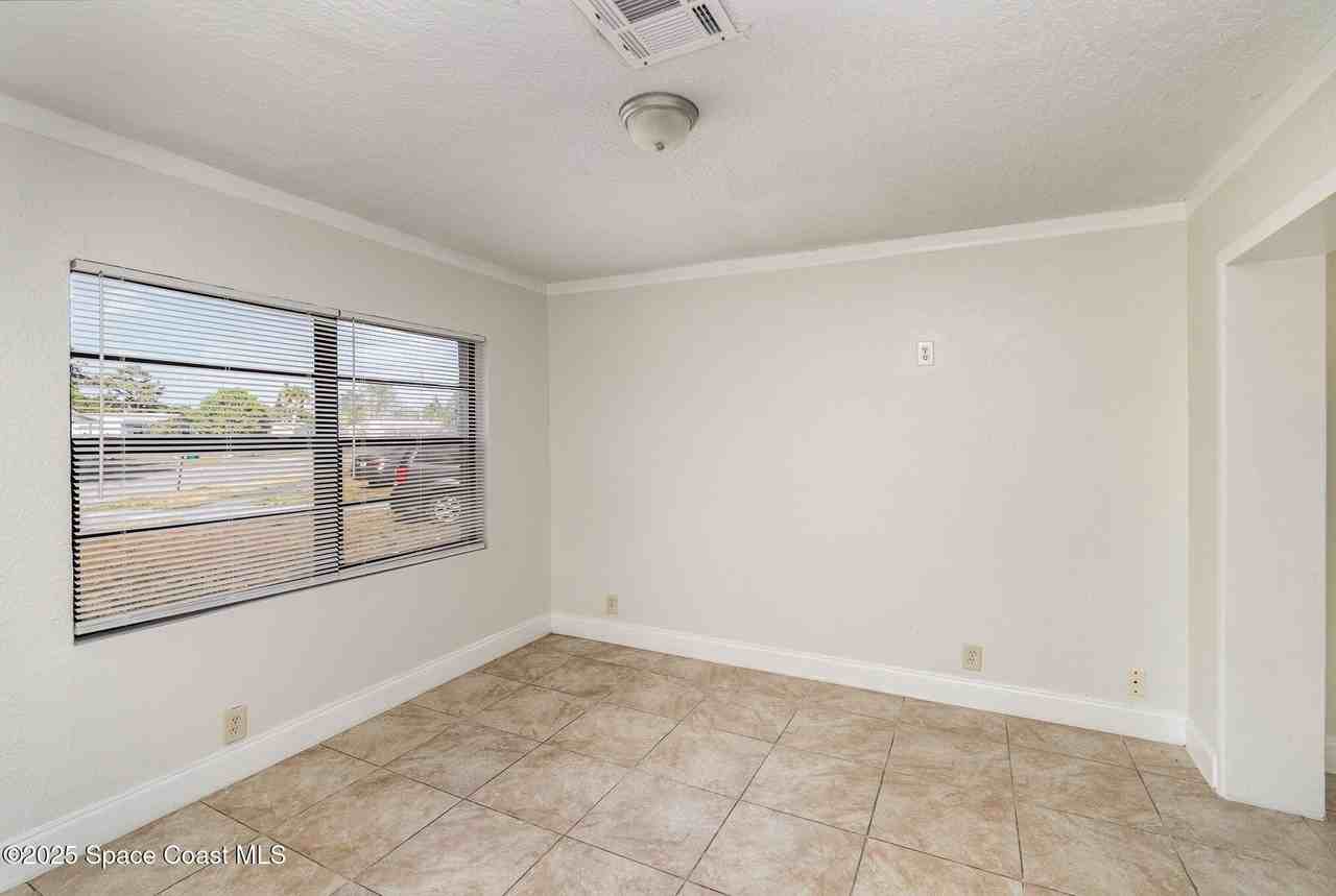 589 Clarke St - Photo 3 of 19