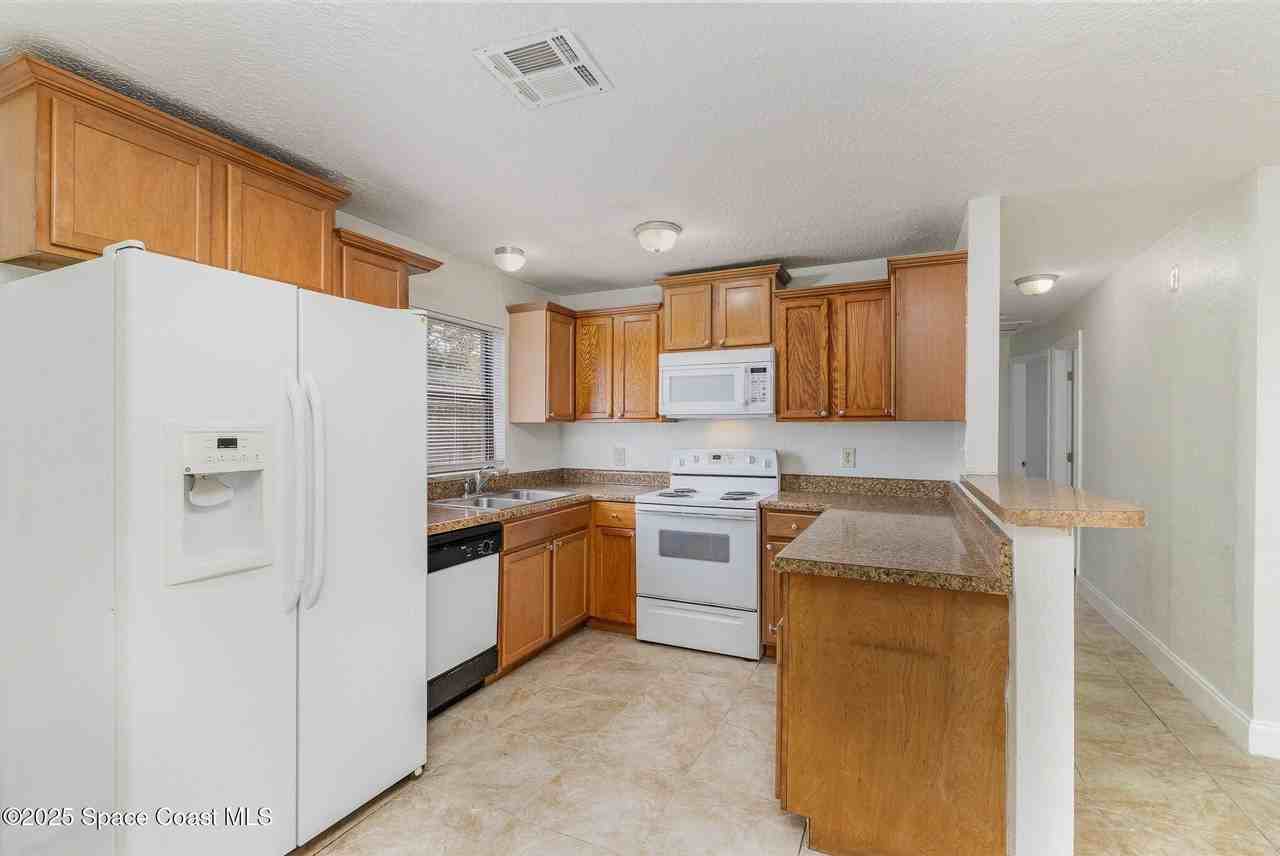 589 Clarke St - Photo 4 of 19