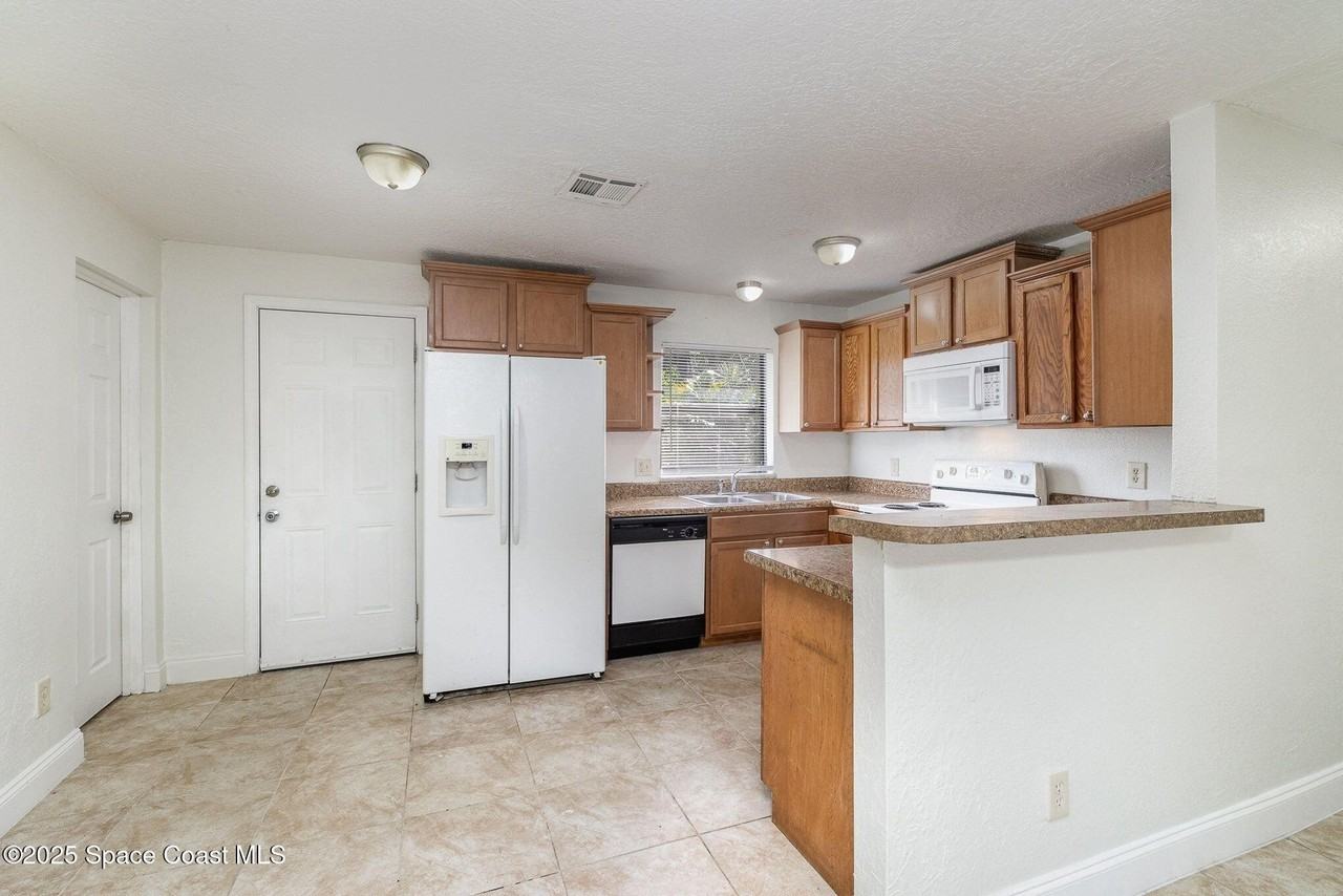 589 Clarke St - Photo 5 of 19