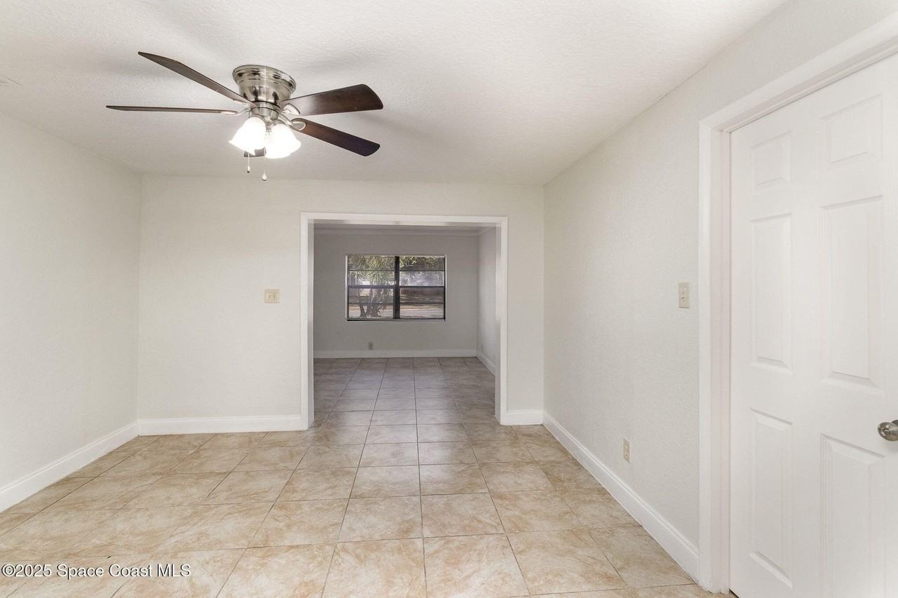 589 Clarke St - Photo 7 of 19