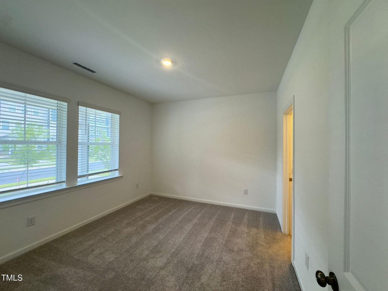 414 Rowe Way - Photo 6 of 41