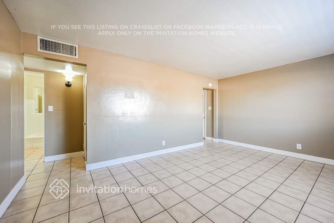 11207 W Oregon Ave - Photo 3 of 17