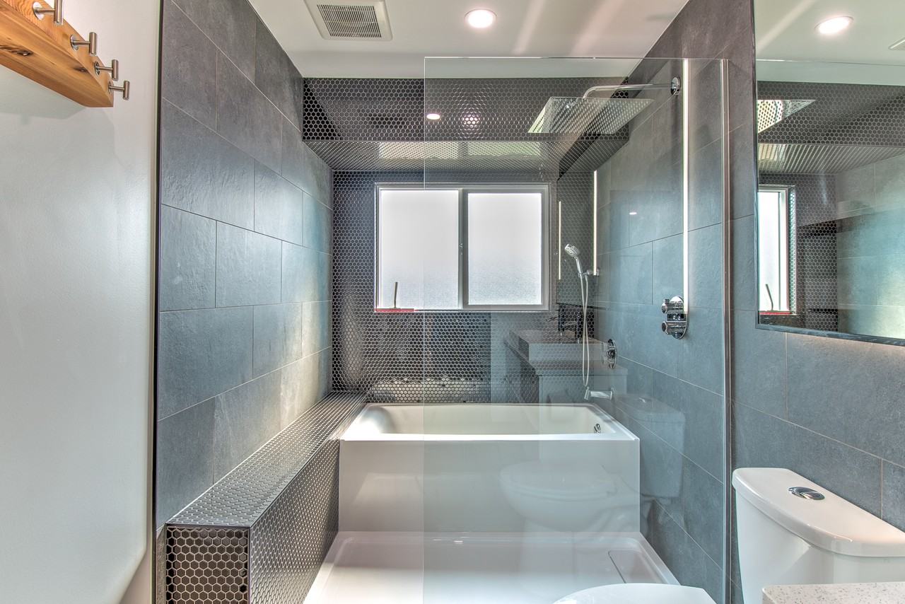 2457 15 St - Photo 3 of 17