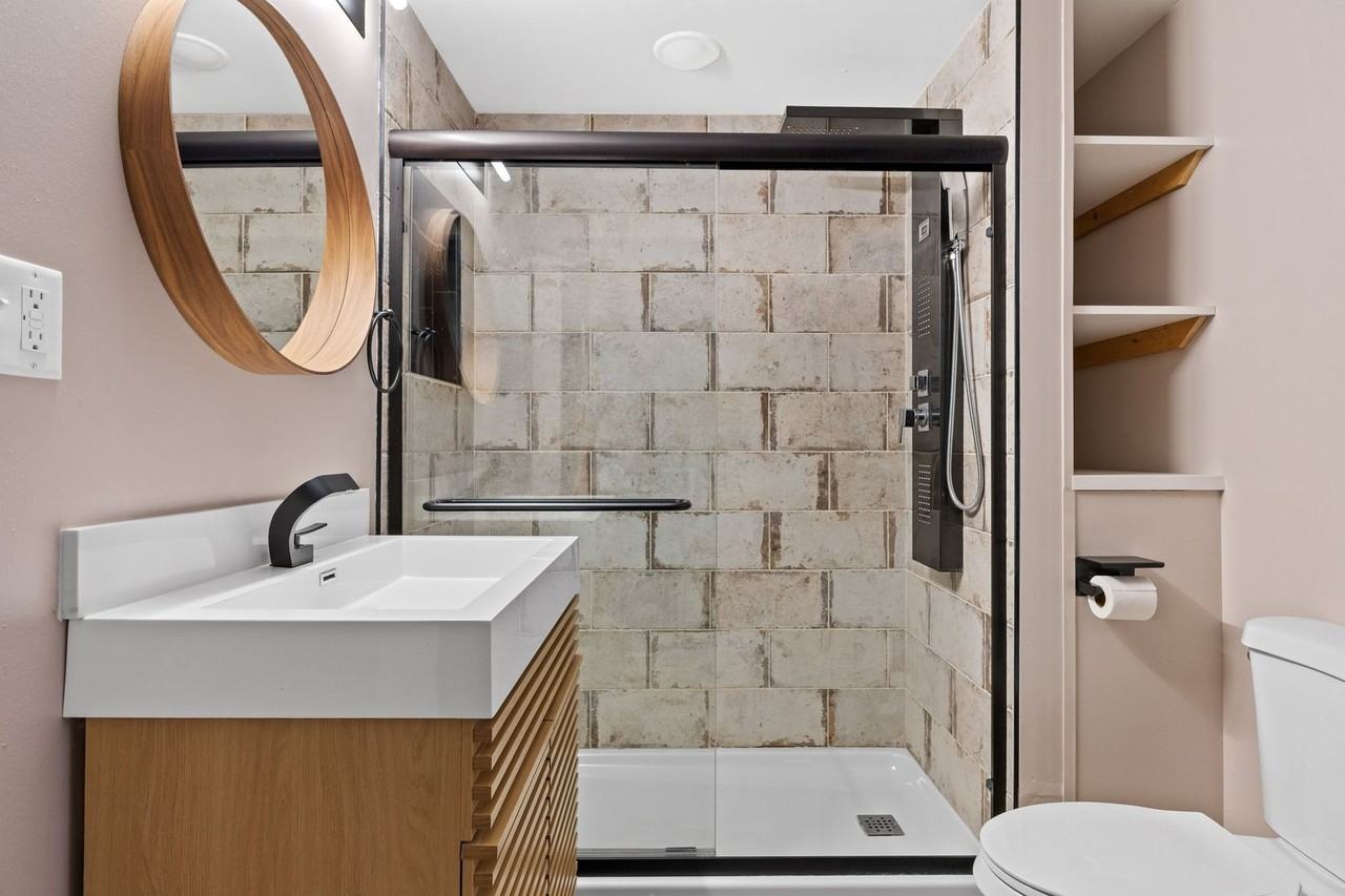 2401 S Kinnickinnic Ave - Photo 7 of 9