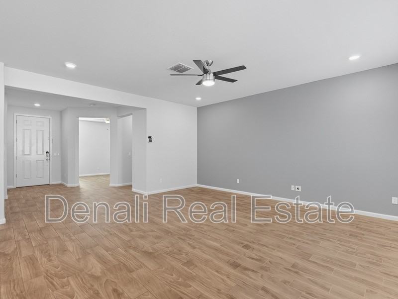 4861 S Ellesmere St - Photo 3 of 32