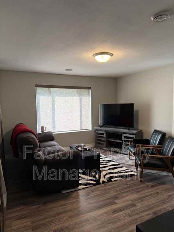 1310 Warren St #2 - Photo 4 of 11