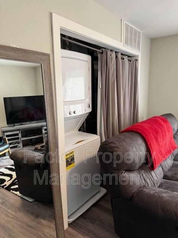 1310 Warren St #2 - Photo 6 of 11