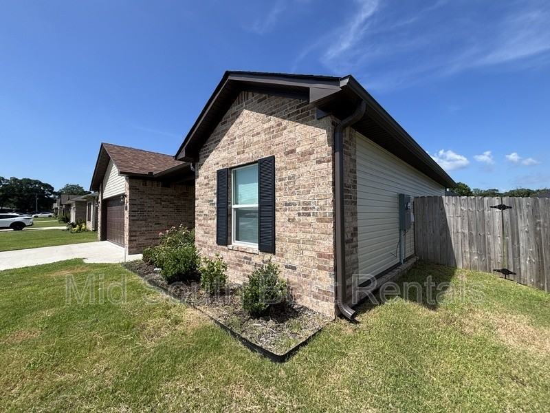 207 Magnolia Court - Photo 3 of 15