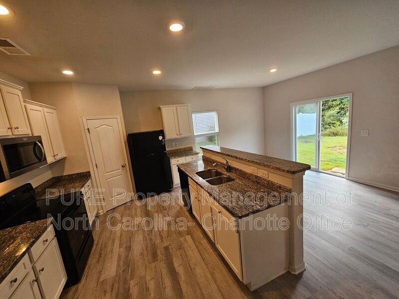 7015 Amberly Hills Rd - Photo 6 of 36
