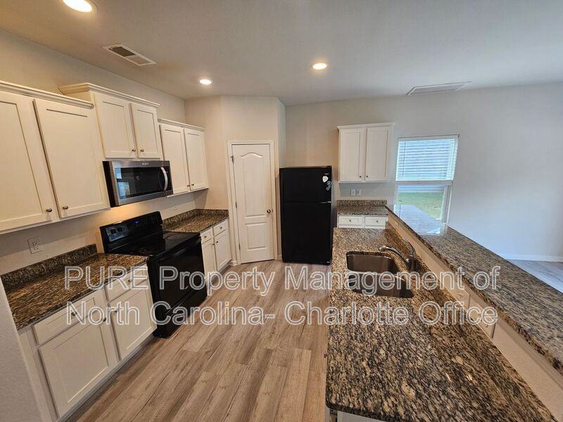 7015 Amberly Hills Rd - Photo 7 of 36