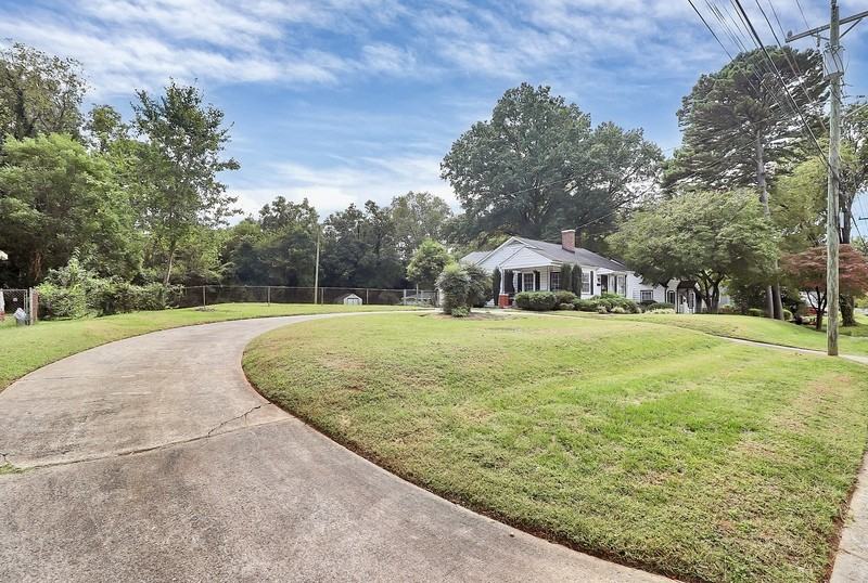 1025 Druid Cir - Photo 3 of 24