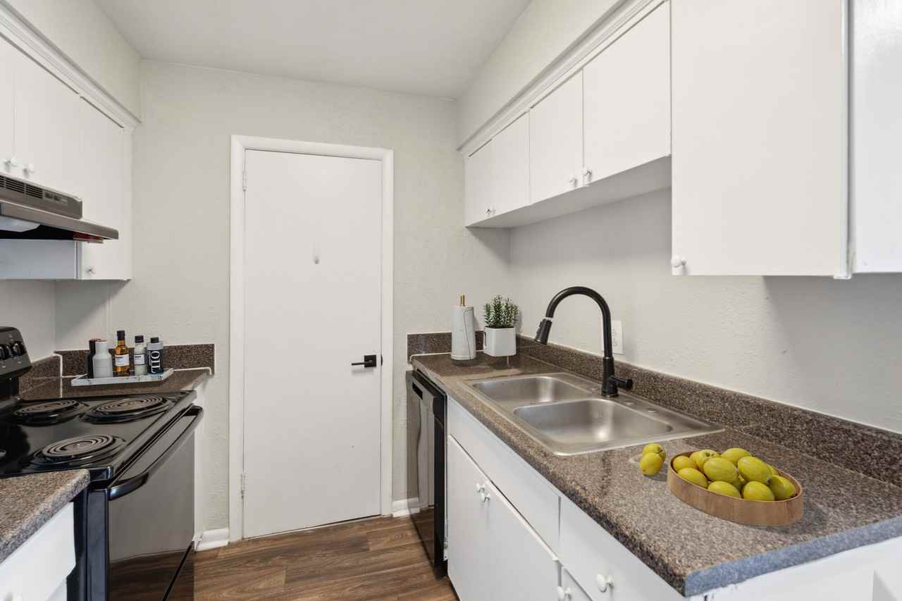 Falcon View - Photo 4 of 43