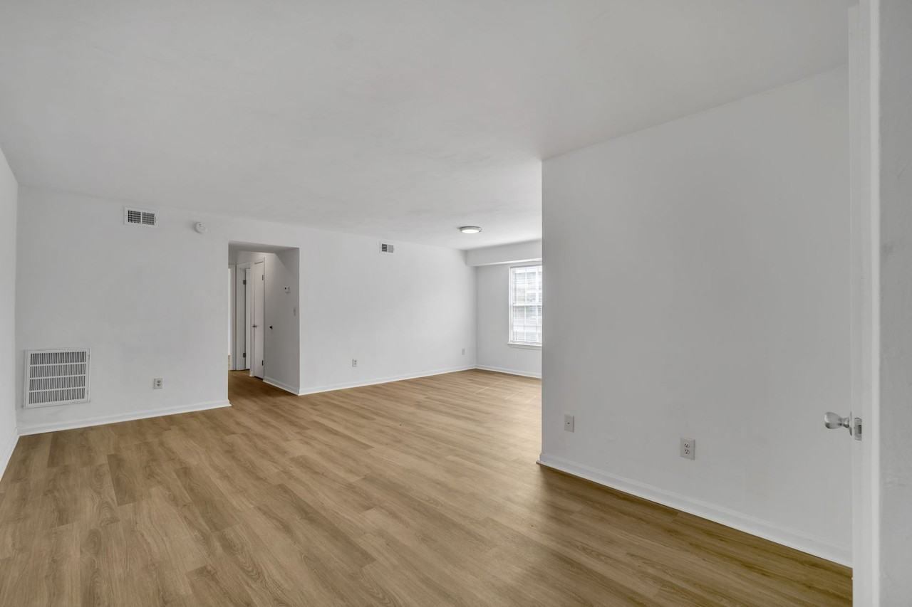 Amhurst III Apartments - Photo 4 of 35