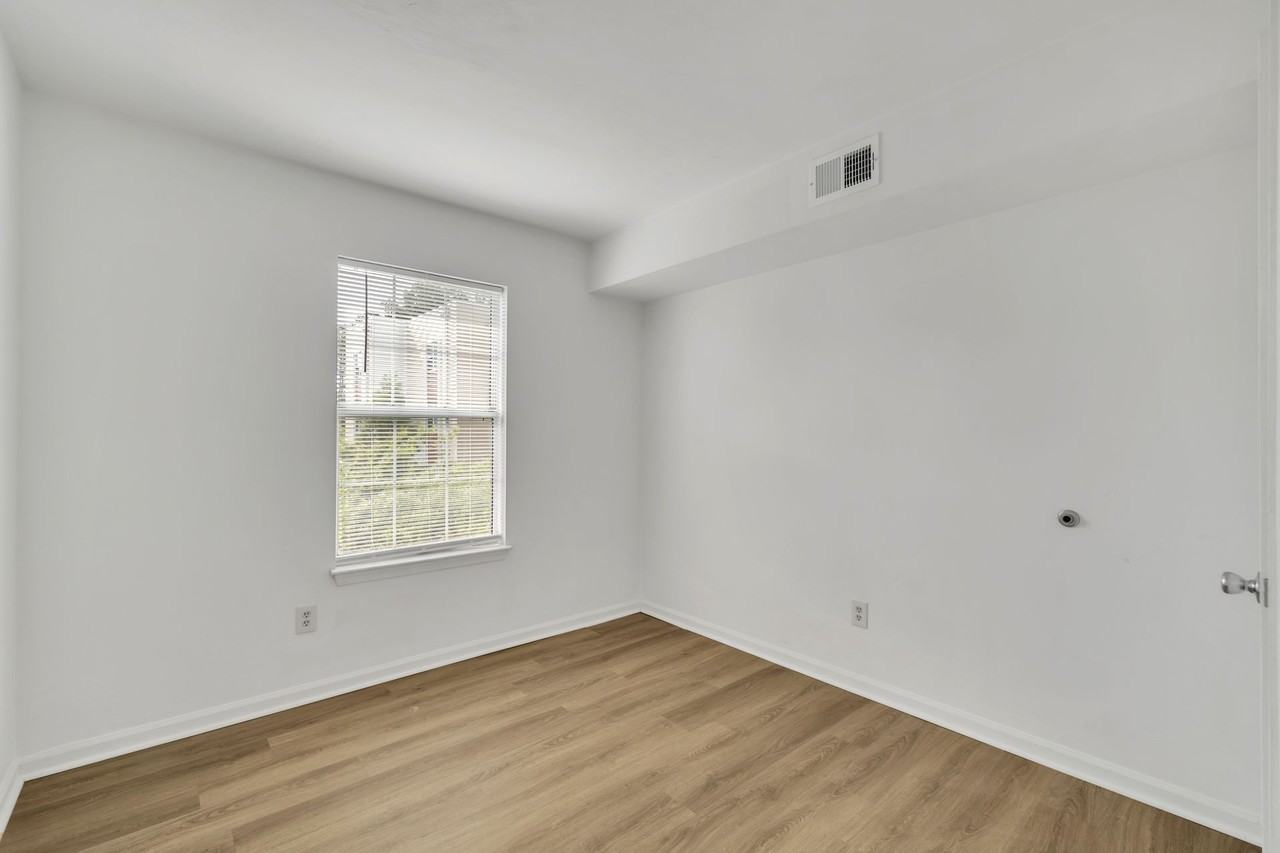 Amhurst III Apartments - Photo 5 of 35