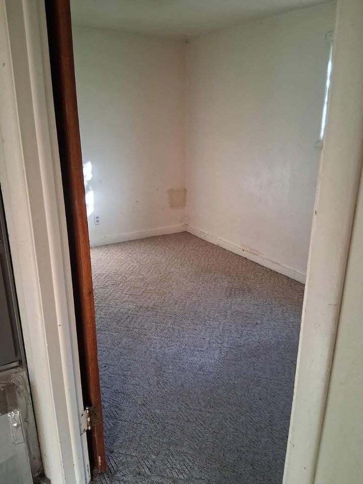 215 1/2 Jackson St - Photo 2 of 6