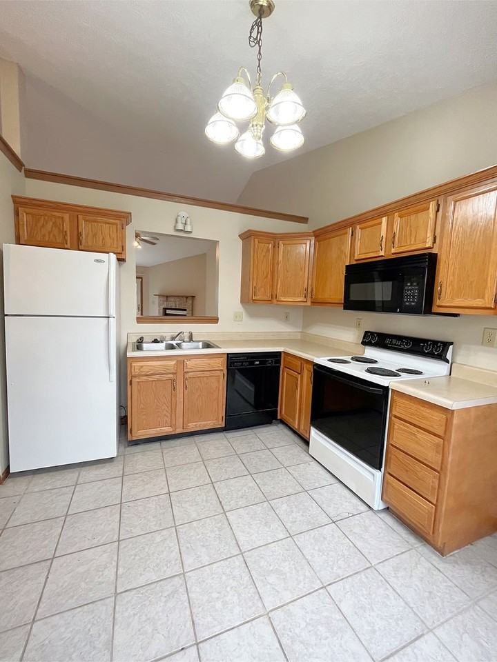 3520 Thornhill Cir E - Photo 2 of 16