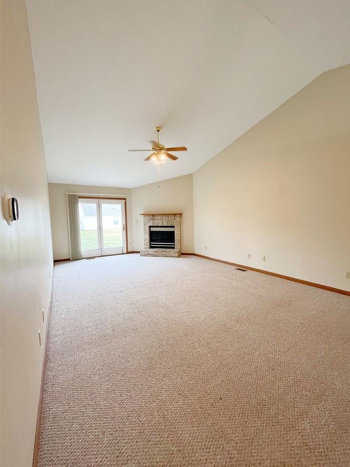 3520 Thornhill Cir E - Photo 4 of 16