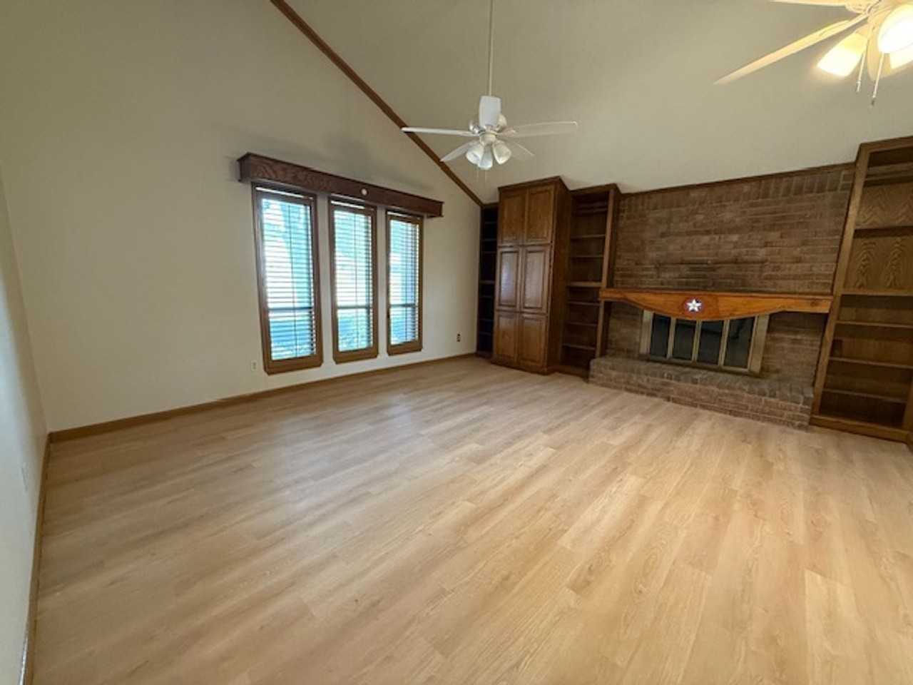 2525 Edgemont Dr - Photo 2 of 17