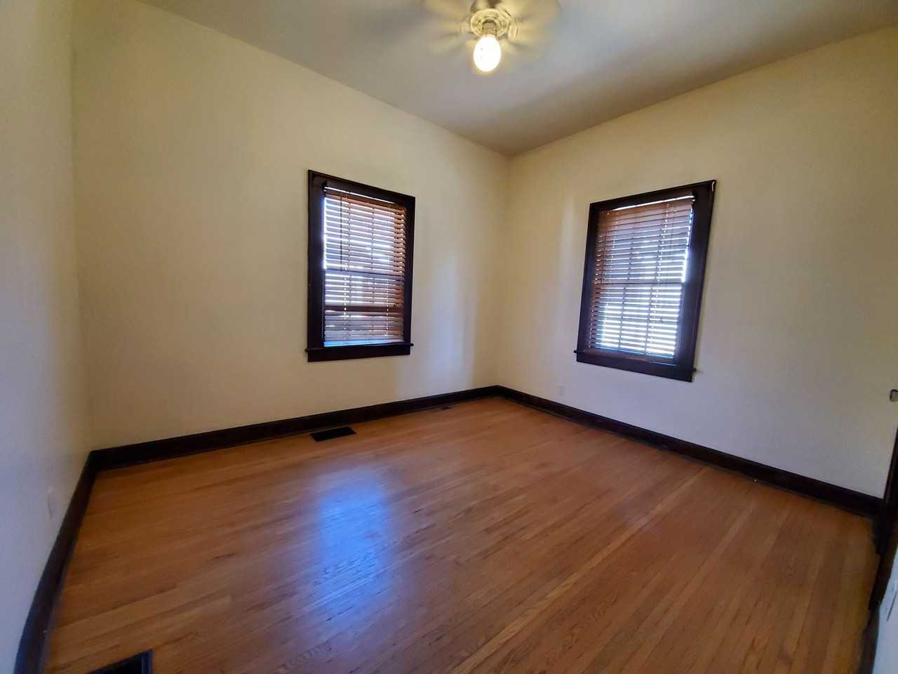 525 S Woodlawn Ave - Photo 5 of 15