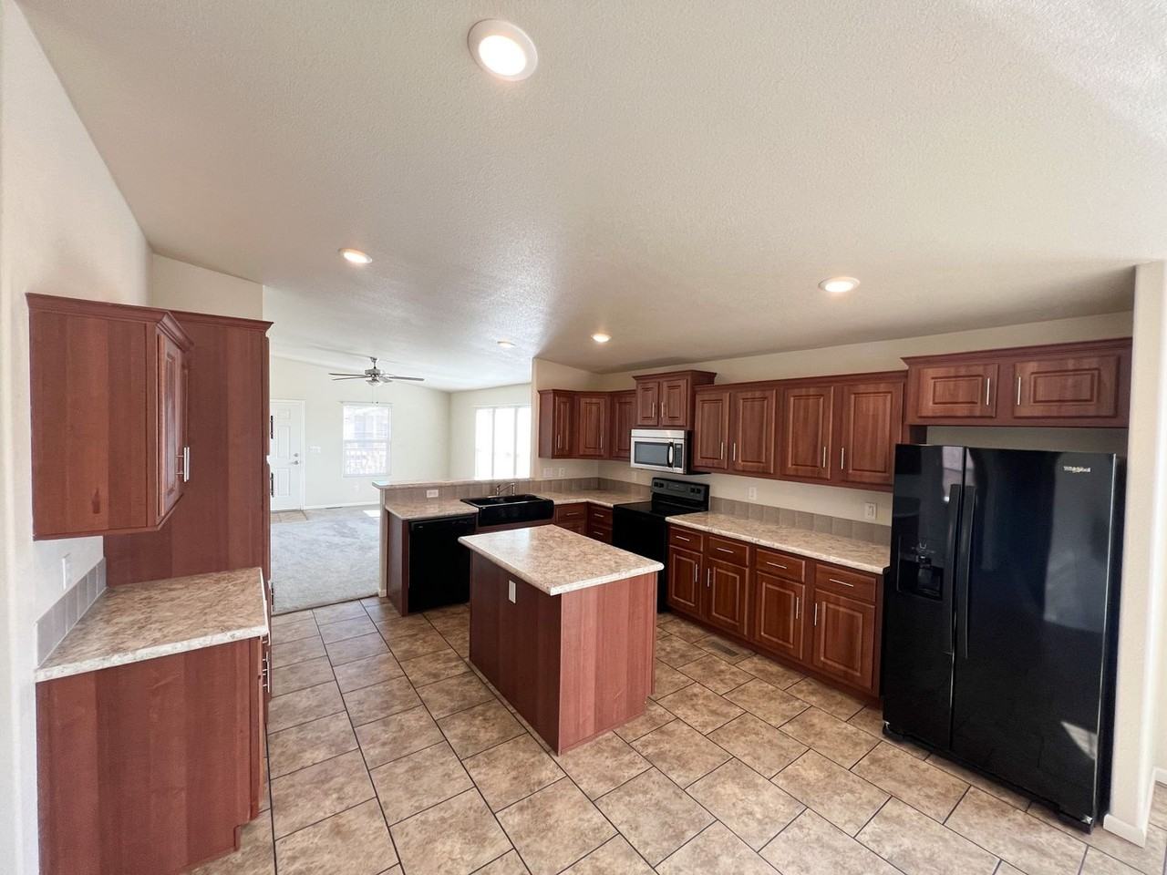 277 Paramount St - Photo 2 of 12