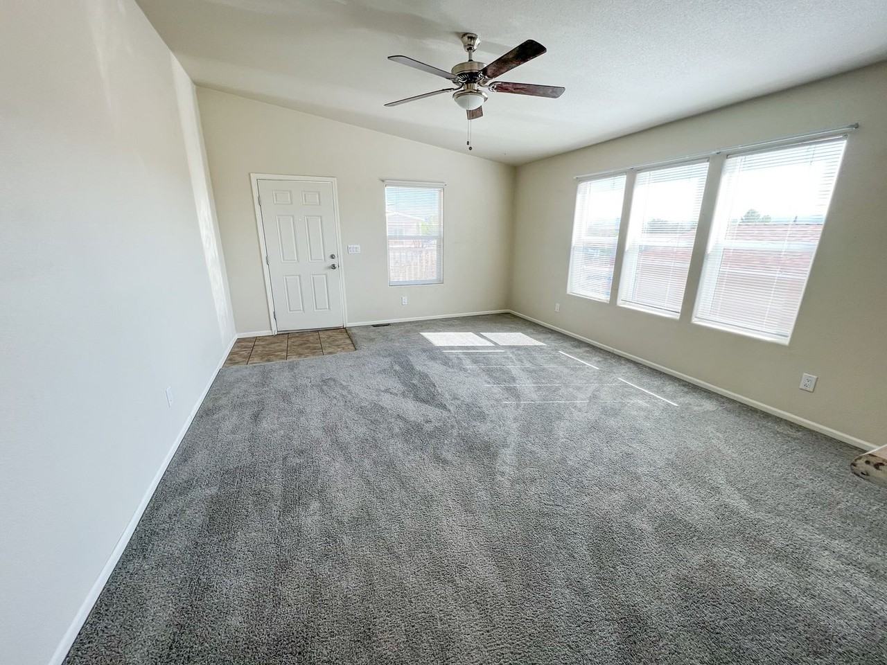 277 Paramount St - Photo 3 of 12