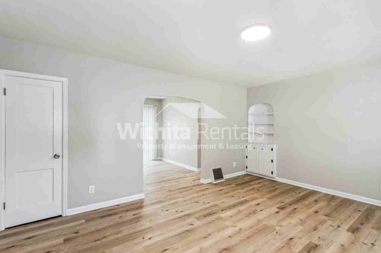648 N Glendale St - Photo 2 of 13