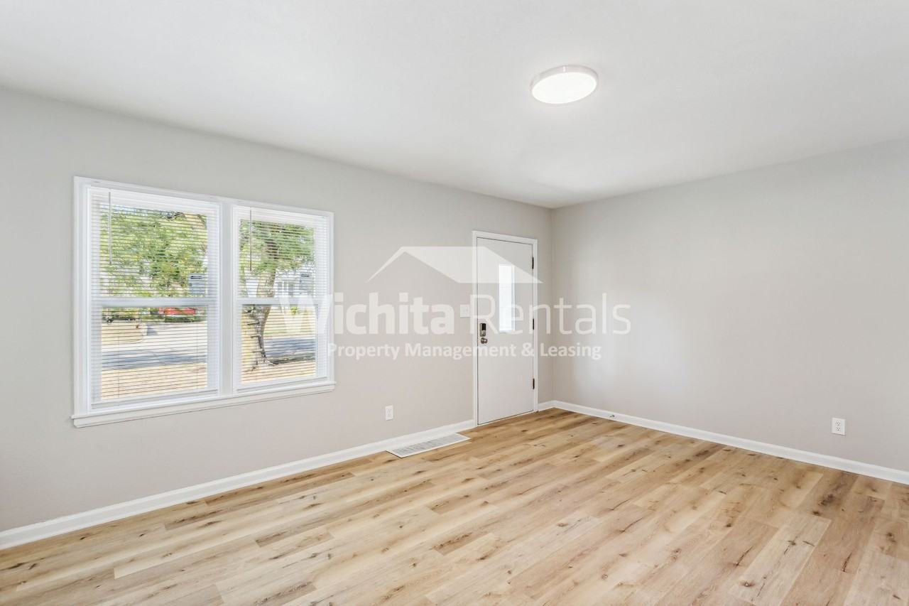 648 N Glendale St - Photo 3 of 13