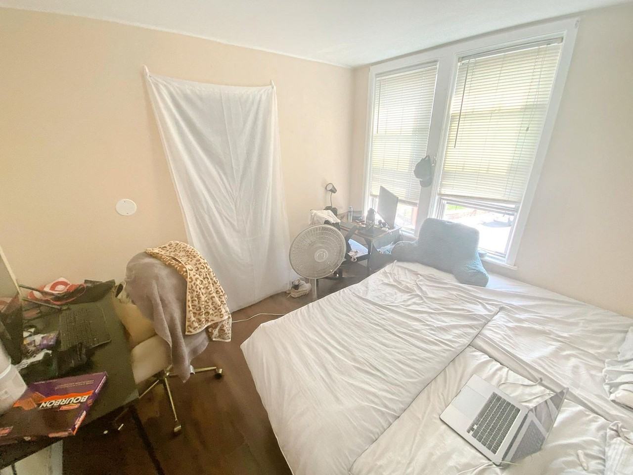 737 Parker St - Photo 5 of 6